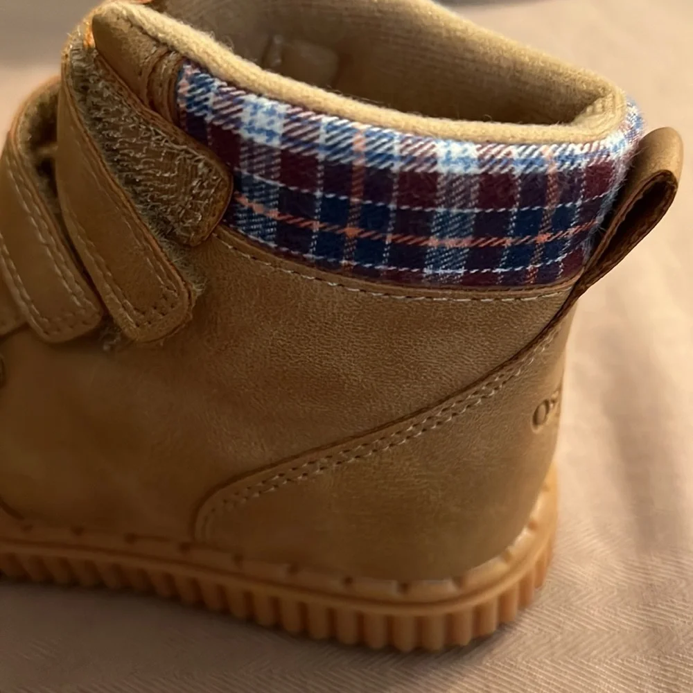 Toddler 8 Osh Kosh high top shoe. Velcro straps. Like new condition. Tan